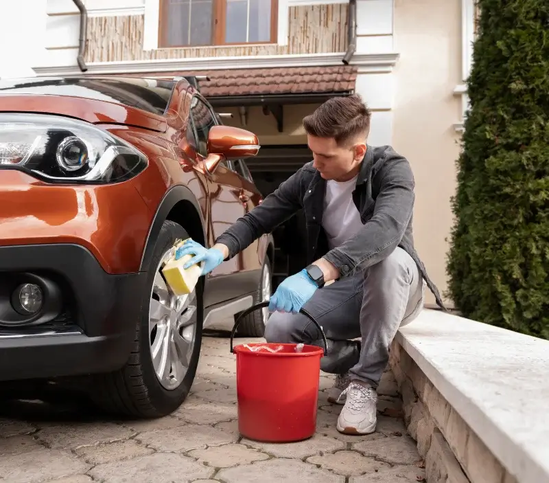 Lavage auto à domicile Cescau : professionnel intervenant sur un véhicule